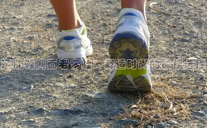 b体育(中国)官方网站百家号运动鞋网面老爹鞋：舒适时尚的最佳选择