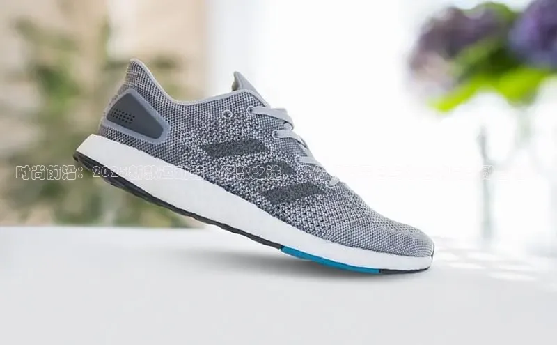 时尚前沿：2025新款运动鞋—爆款之选，带你领略黑色与紫色的完美融合魅力