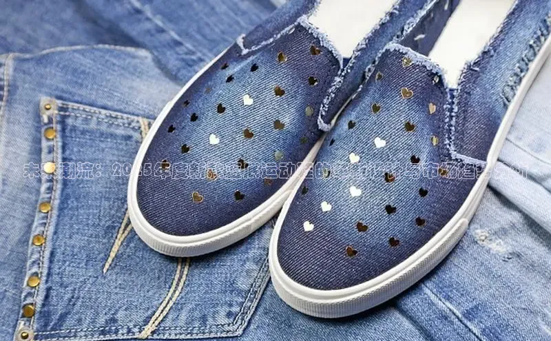 未来潮流：2025年度新款蓝底运动鞋的革新设计与市场趋势分析