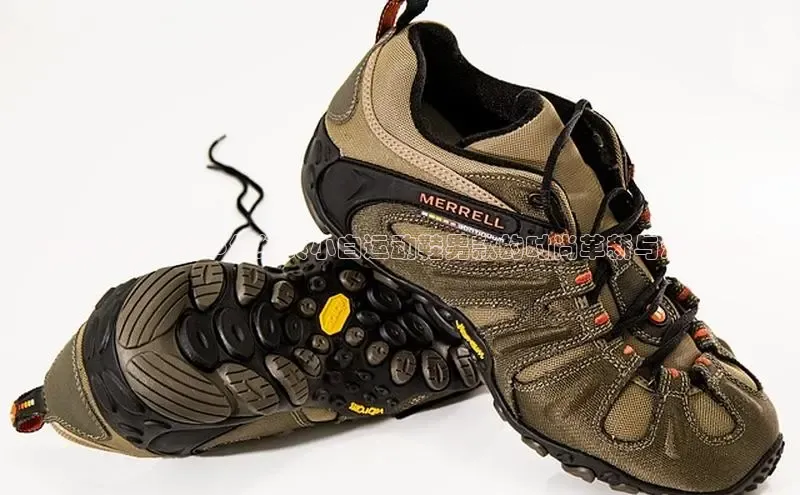 潮流升级：2025年经典小白运动鞋男款的时尚革新与爆发现象